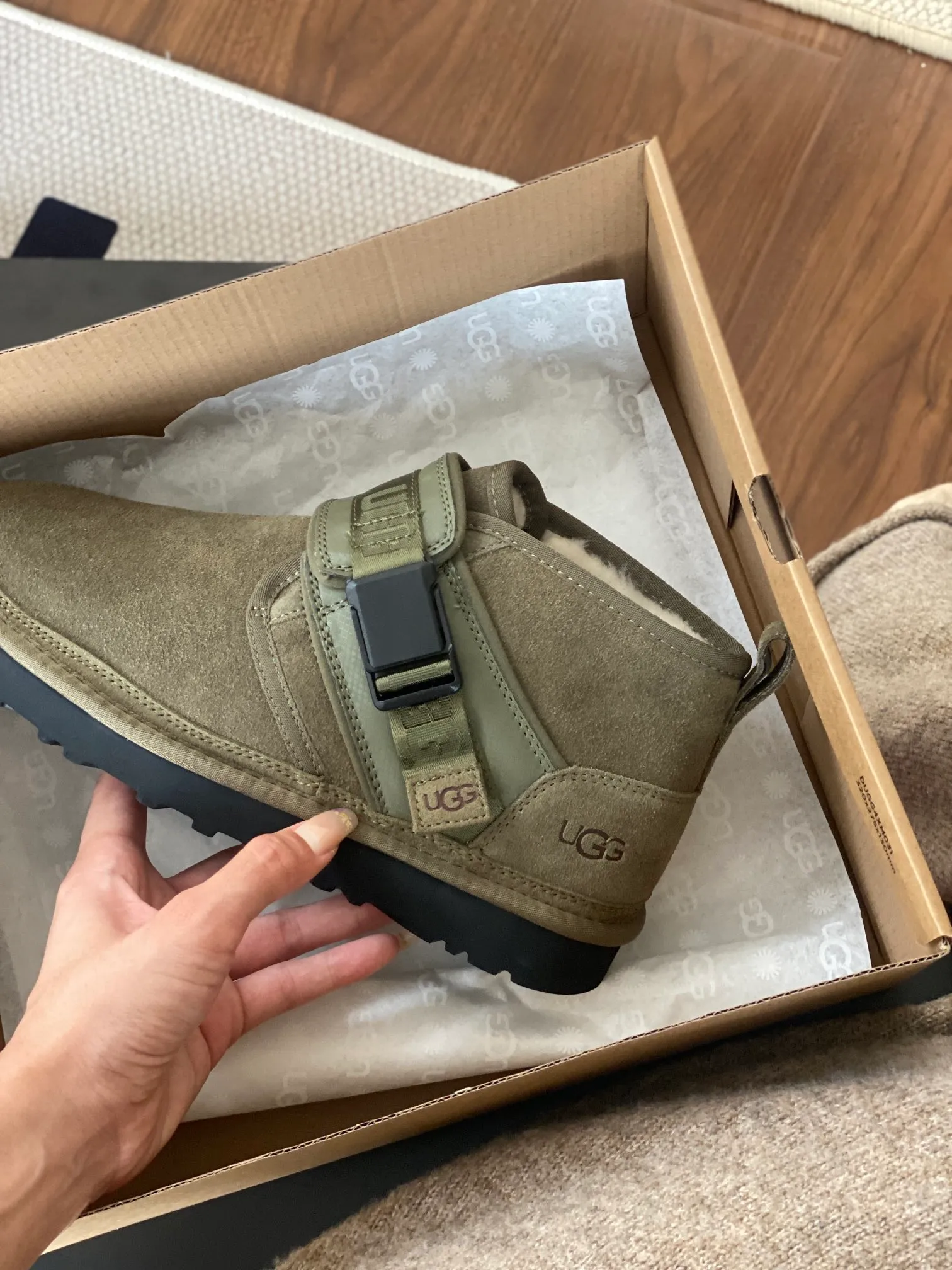 [UGG] P: 580💰 Men's model. Size: 39-44 UGG men's snow boots and wool shoes. The most popular style is now available, Neumel Snapback (buckle style). Material: cowhide➕sheep fur. Outsole: rubber (light wing technology) light! light! light! Super waterproof and available in 3⃣️ colors.